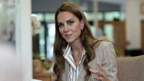 Kate Middleton e il cancro: «Come le montagne russe, ho provato anche l'agopuntura». L'incontro con i malati oncologici