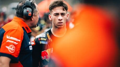 Acosta aprieta a KTM tras su nueva caída: "Estamos en el mismo pozo"