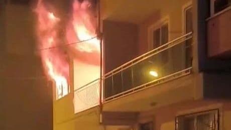 Manisa’da evini ateşe veren baba hayatını kaybetti! Oğlu yanarak kurtuldu