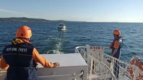 Çanakkale Boğazı'nda makine arızası yaparak sürüklenen tekne kurtarıldı
