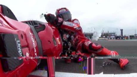 Marc Márquez se va al suelo en su primer error grave con Ducati y pierde el liderato
