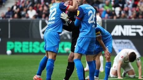 Fußball-Bundesliga: Holstein Kiel schlägt FC Augsburg und sitzt Heidenheim im Nacken
