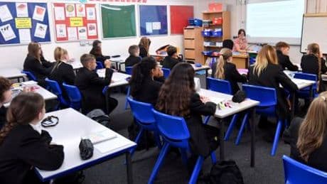 Großbritannien: Schulen sollen Frauenfeindlichkeit im Unterricht behandeln - neue Richtlinie