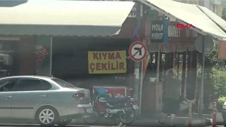 Tekel bayisinde 'kıyma çekilir' afişi
