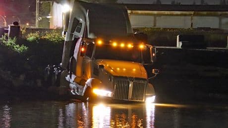 Stolen semi-truck pursued by RCMP, rams police cars, ends up in the Fraser River