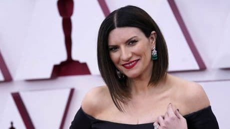 Mondiale per club, Laura Pausini e Robbie Williams canteranno l'inno della competizione: il titolo e la cerimonia d'apertura