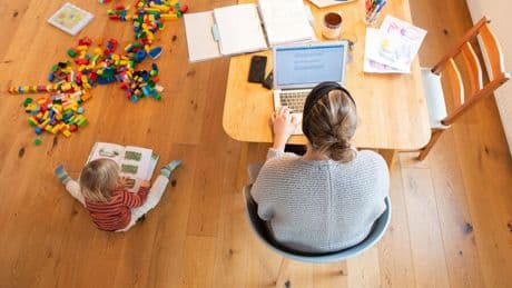 Arbeitsmarkt : „Versäumnis im Wettbewerb um die besten Köpfe“: Stellenanzeigen klammern Vereinbarkeit von Familie und Beruf aus