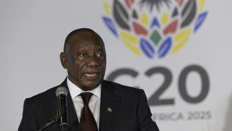Trump recibe al presidente de Sudáfrica tras conceder asilo en EEUU a blancos con acusaciones falsas de "genocidio"