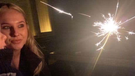 Kristien (33) verloor haar partner aan een kraambedpsychose: 'Hij stond hele nachten naast bed van ons zoontje'