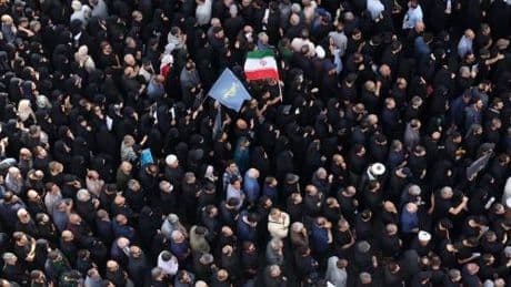 Droni su Teheran, allarme ai funerali dei "martiri". Trump: "Mai 30 miliardi a Teheran"