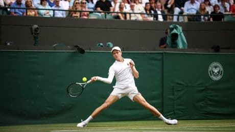 Sinner, con Djokovic sarà la prima semifinale a Wimbledon: precedenti, quote, dove vederla. Jannik aumenta le percentuali al servizio