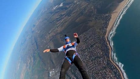 Vídeo  El espectacular salto del surfista Matthew McGillivray: se lanza del cielo a las olas