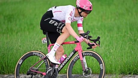 Asgreen zegeviert in veertiende etappe Giro d’Italia; Roglic en Ayuso verliezen tijd door massale valpartij