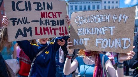 Schüler-Demo: 800 Menschen nehmen an Bildungsprotest in Schwerin teil
