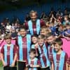 Peter Crouch (2,01 meter) verliest weddenschap en moet met piepjonge mascottes het veld op