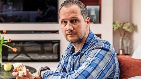 Risicovolle operatie aan oor voor Joris (33) geslaagd dankzij 3D-printer: ’Blij dat arts mijn gehoorgang al zo goed kende!’