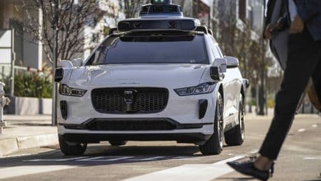 Resulta que en EEUU la gente paga más por no tener taxista. El valor añadido de ir en silencio que Waymo ofrece y le funciona