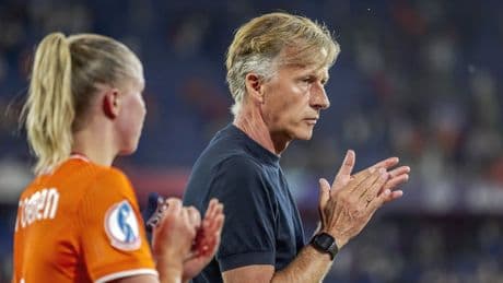 Jonker weigert na EK-uitschakeling over KNVB te praten, Van de Donk twijfelt over afscheid