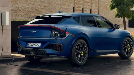 Kia EV6 ed EV6 GT, ecco le versioni aggiornate. Si rinnova il primo modello elettrico del marchio basato su piattaforma E-GMP