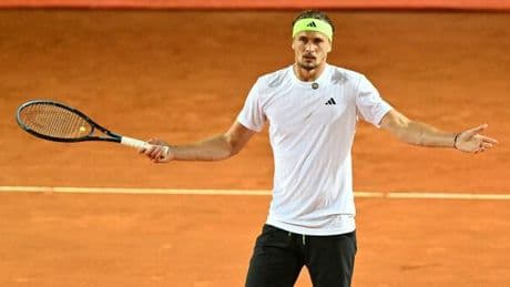 Zverev se la prende con le palline dopo la sconfitta con Musetti: «Sono troppo grandi, è uno scherzo!»