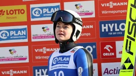 Skispringen: Paige Jones beklagt fehlende Ärztin bei Kontrolle in Courchevel