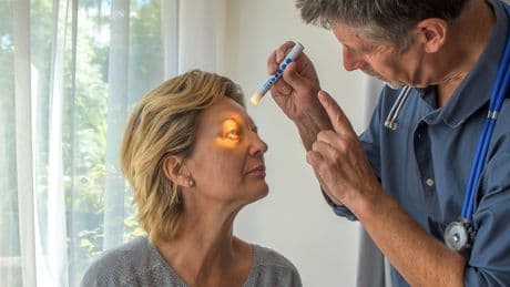 Göz lazerinde yeni yöntem kontakt lens tedavisi