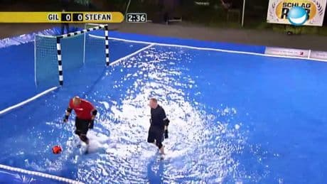 No, no se han vuelto locos... ¡el fútbol piscina existe!
