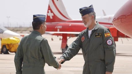 El Rey prueba el avión en el que aprenderá a volar la princesa Leonor