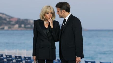 Rumeurs transphobes: le couple Macron attaque une influenceuse américaine pour avoir relayé l'infox sur la Première dame