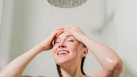 Körperhygiene: Sollte man eher morgens oder abends duschen?