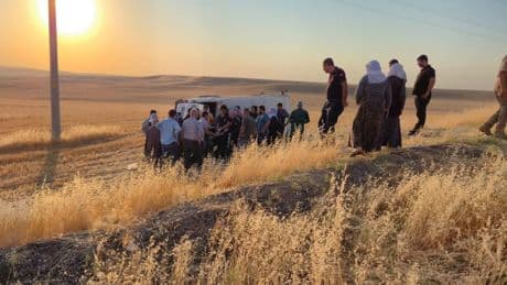Diyarbakır'da tarım işçilerini taşıyan minibüs devrildi: 2’si ağır 17 kişi yaralı