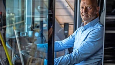 Johan Pouw, oprichter grootste busbedrijf van Nederland, stopt ermee: ’Altijd denken hoe je het beter kunt doen dan de concurrentie’