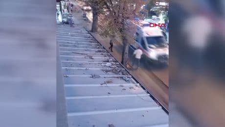 Ambulansa kesici aletlerle saldırı! Gözaltına alındılar
