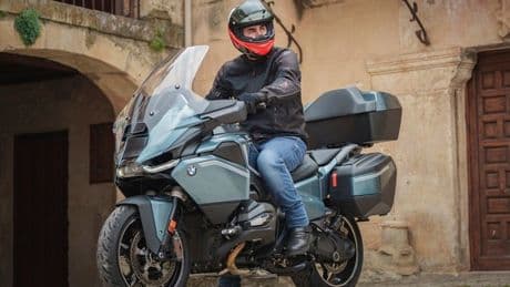 Probamos la irreconocible BMW R 1300 RT, la última superviviente de las Touring clásicas