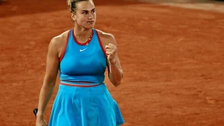 Roland-Garros: Aryna Sabalenka est en finale après avoir battu la triple tenante du titre Iga Swiatek