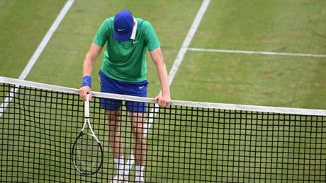 Sinner verrassend onderuit op gras van Halle, Gauff snel uitgeschakeld in Berlijn