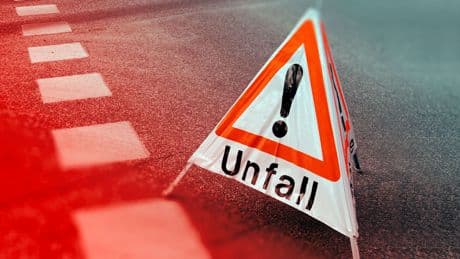 Zweibrücken - Fahrer (66) prallt nach Notfall gegen Brücke
