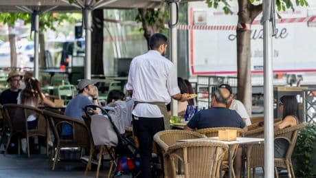El empleo se enfría en la hostelería con su peor temporada en cuatro años pese al adelanto de las contrataciones
