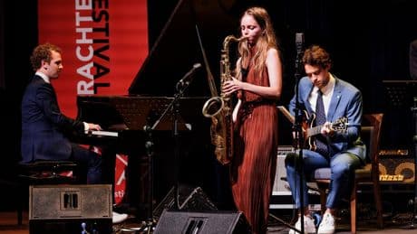 Op het Grachtenfestival speelt jong talent voor oud publiek. Terwijl de ‘slapaphone’ (PVC buizen + een soort teenslipper) voor iedereen spectaculair is