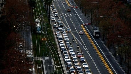 El truco que casi nadie usa para evitar atascos cuando se reducen los carriles