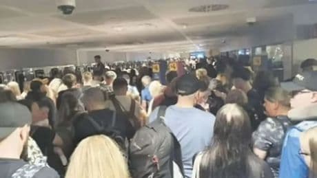 &quot;Inhumano&quot;, &quot;ganado&quot;: la prensa británica denuncia las condiciones del aeropuerto de Tenerife Sur