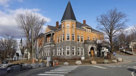 Sur la frontière entre les États-Unis et le Canada, la bibliothèque de la discorde