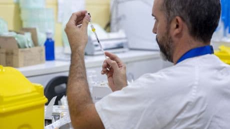 Los dos pinchazos al año que podrían erradicar el VIH: el tratamiento que acaba de aprobar EEUU y Europa aún estudia