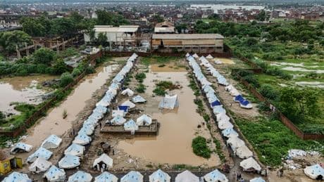 Règles, grossesse: au Pakistan, sans eau propre ni toilettes, la dure vie des déplacées des crues de la mousson