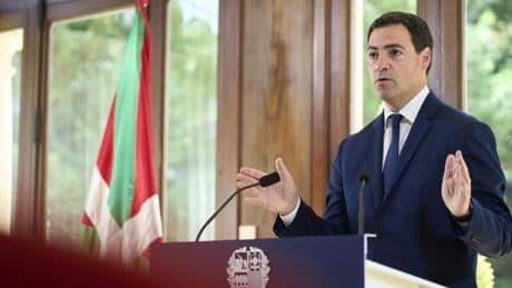 Pradales recuerda a Aznar que su abuelo «firmaba como Imanol». «A ambos nos podrían llamar catetos»