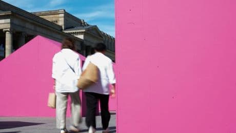 Kunstinstallation: Was sollen die pinken Häuser am Stuttgarter Schlossplatz?