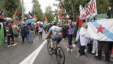 El pelotón de La Vuelta se planta ante las protestas propalestinas: pararán si siguen los incidentes