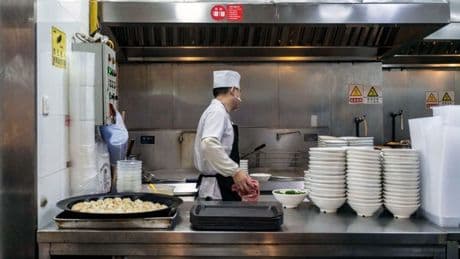 Dos adolescentes deberán pagar 300.000 dólares por orinar en una olla de caldo en un restaurante en Shanghái