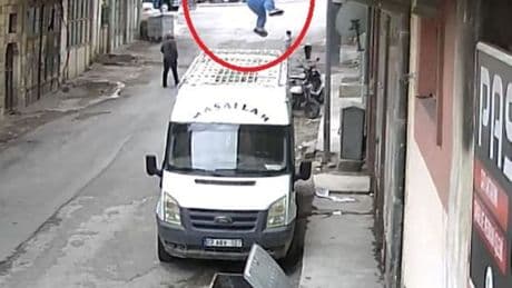 Pencereden çöpe düştü!