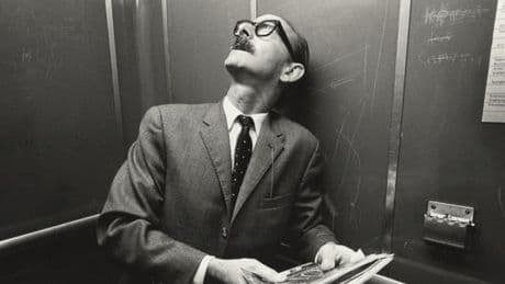 « Les gens dans l’ascenseur », des portraits pleins d’humour du photographe Heinrich Riebesehl